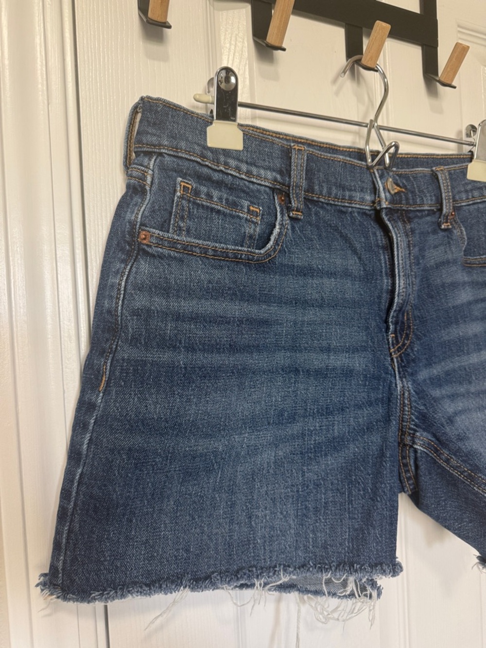 Old Navy Mid Rise Boyfriend Dark Blue Frayed Hem Denim Shorts Sz 12 - Picture 2 of 9